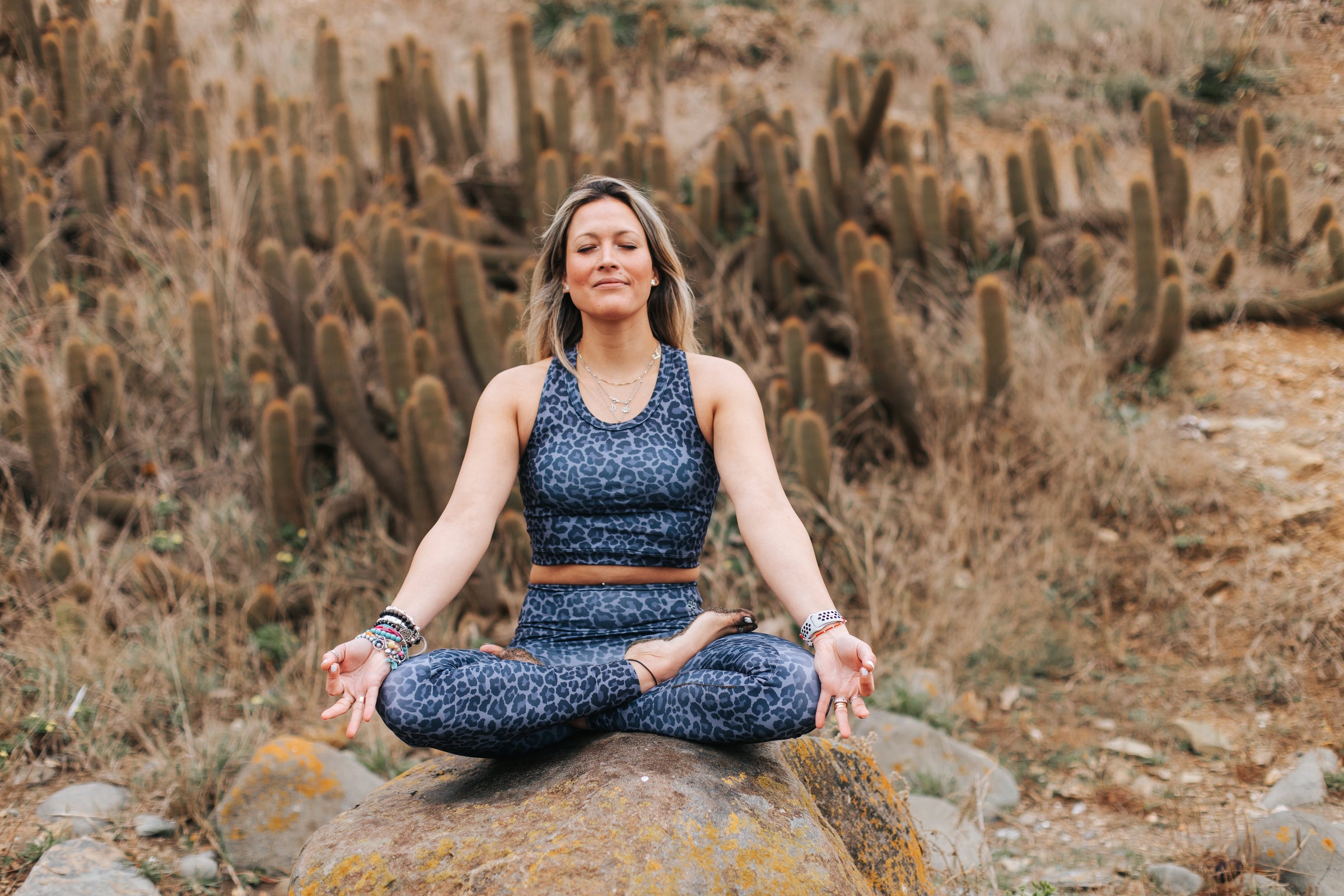 ropa mujer yoga, petos, calzas cómodas, de suaves textura