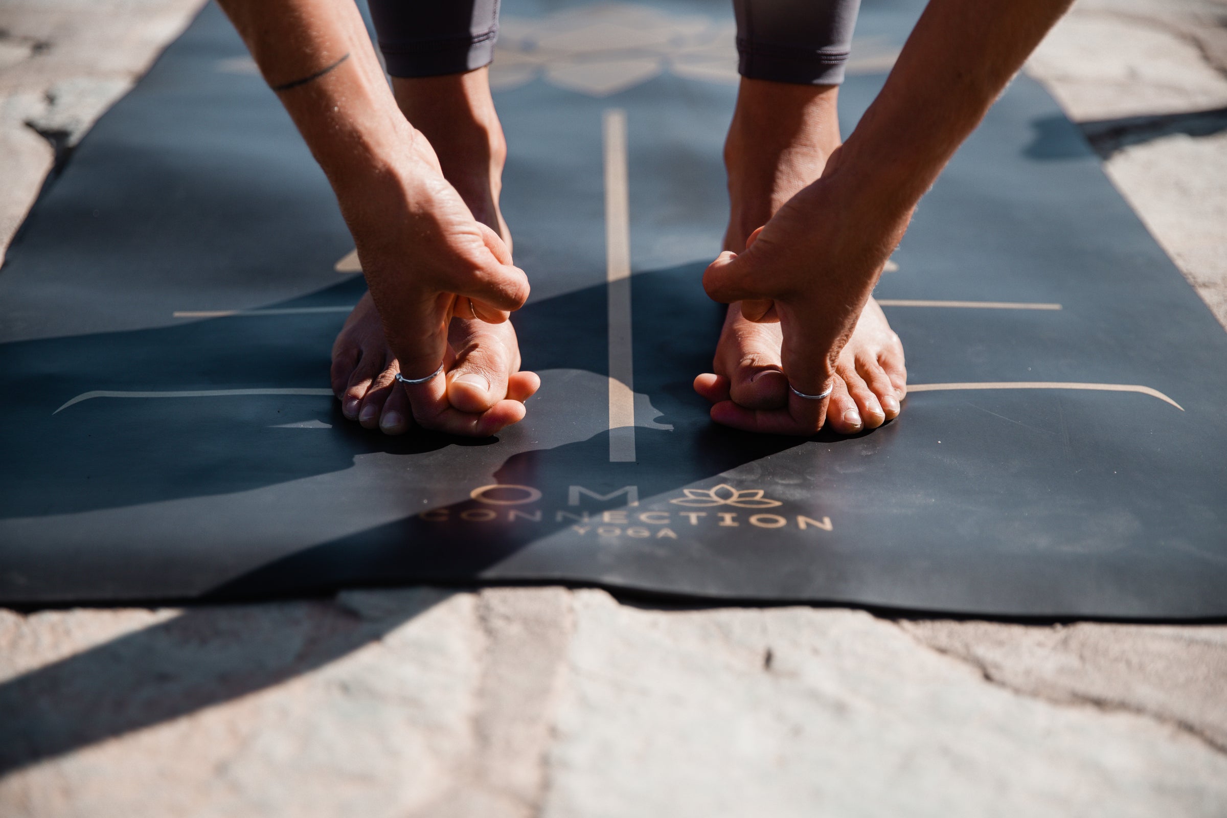 mat pu gold, con excelente agarre y absorción, muy adherente al suelo entregandote mayor confianza en tu practica de Yoga